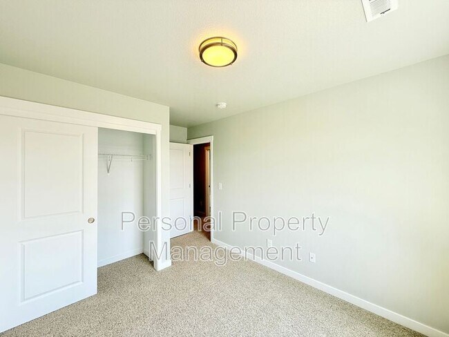 Building Photo - 417 NE Repass Rd