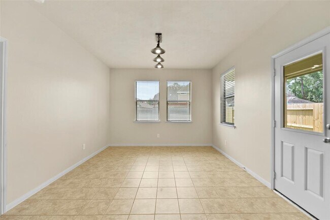 Building Photo - 16918 Lake Arlington Ln