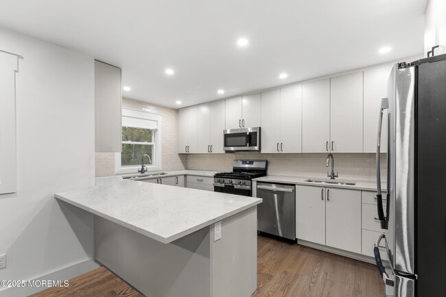 Building Photo - 741 Lakehurst Ave