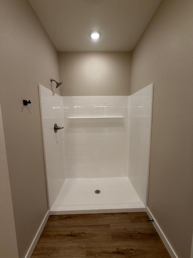 Building Photo - 3 Bed | 2 Bath House | Fridge will be add upon move in.