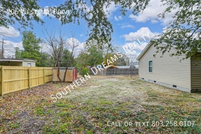 Building Photo - 706 Westside Dr