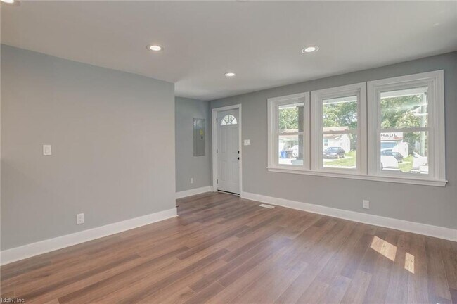 Building Photo - Beautifully remodeled single family home!