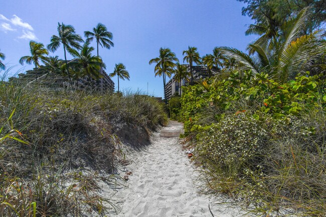 Building Photo - 251 Crandon Blvd