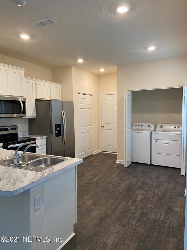 Building Photo - 211 Scotch Pebble Dr