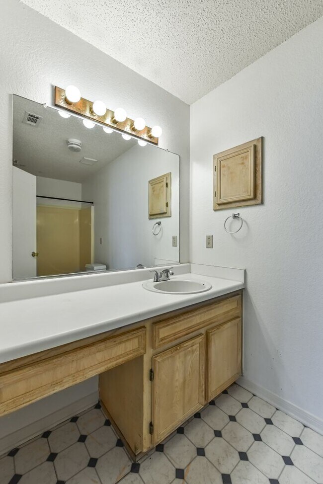 Building Photo - 3708 Hereford Ln