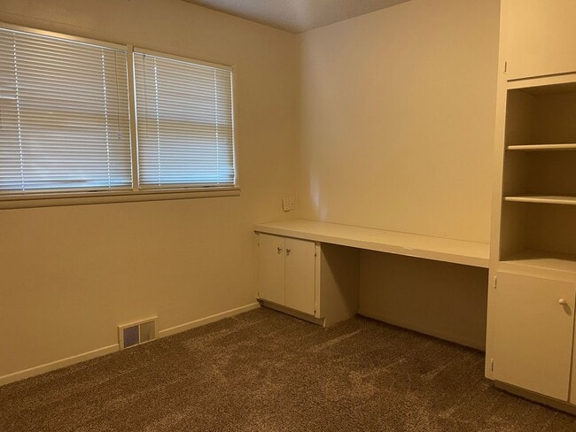 Building Photo - Now renting 3 bedroom House