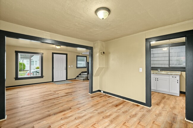 Building Photo - 121 N D St