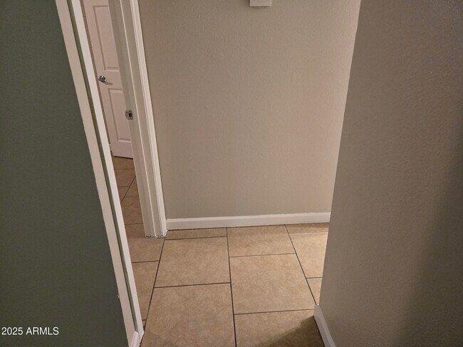 Building Photo - 902 E Southern Ave