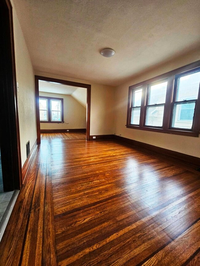 Building Photo - 536 Winspear Ave