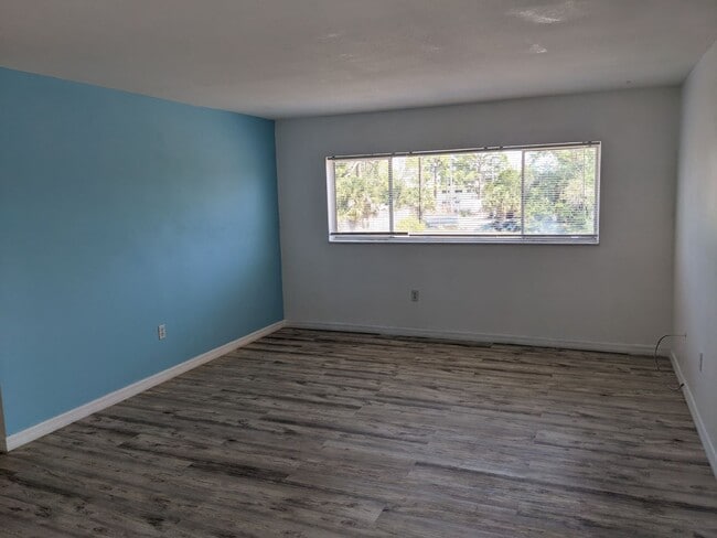 Building Photo - 2nd FL Condo 2Bed 1Bath Off Street Parking