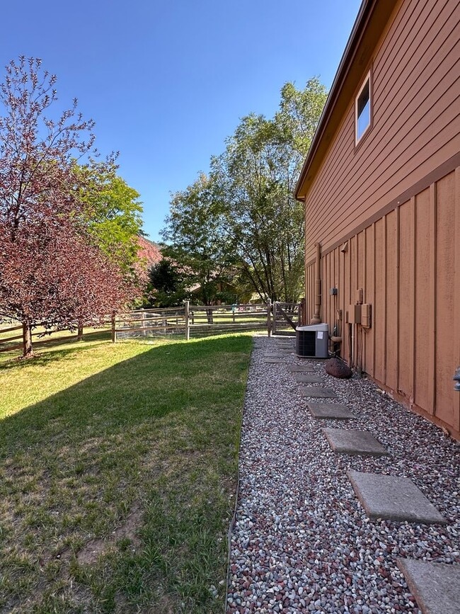 Building Photo - 1 Bedroom 1 Bathroom Lower Level Apartment