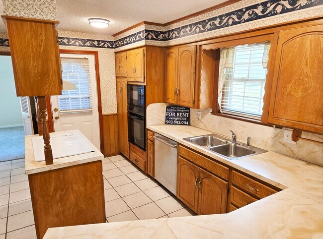 Building Photo - Brick 3/2/2 in Nice Denison Neighborhood O...