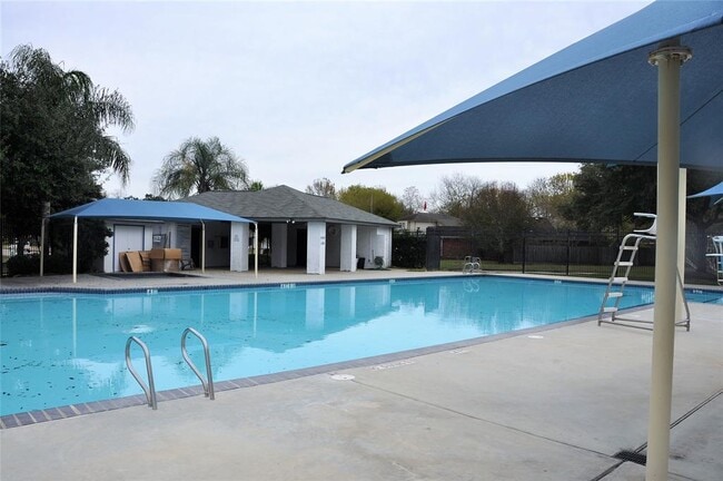 Building Photo - 1002 Abbott Dr