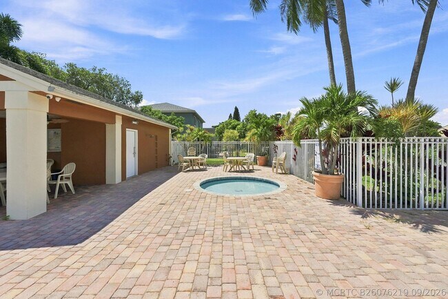 Building Photo - 372 W Riverbend Dr