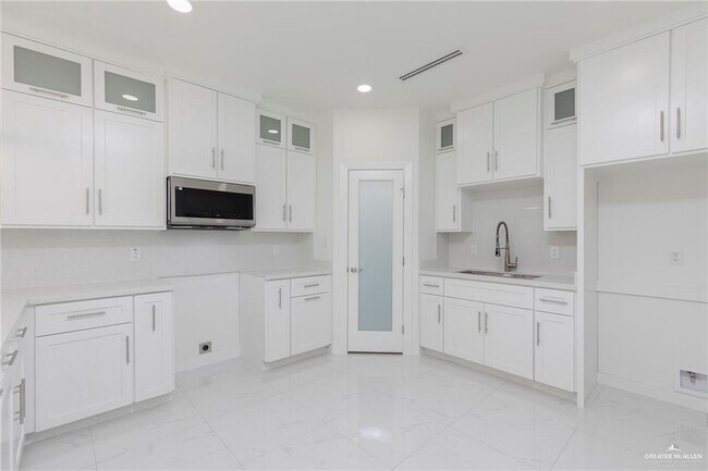 Building Photo - 29 Sunset Dr