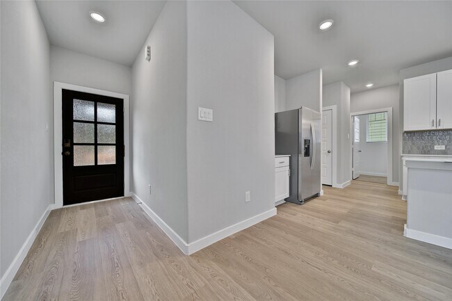 Building Photo - 6609 Lahna Oak Dr