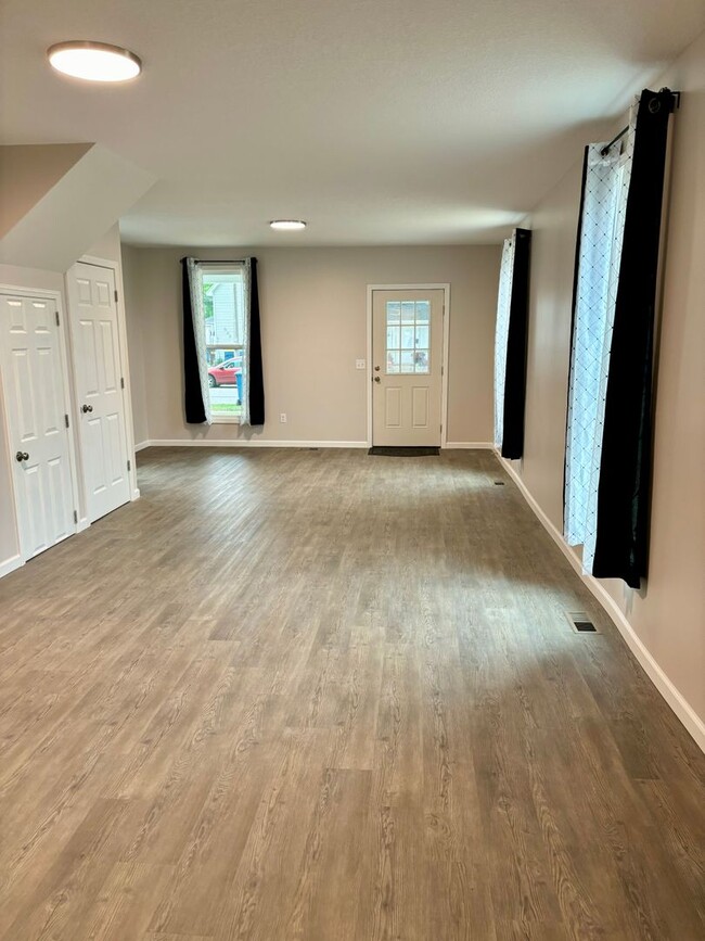 Building Photo - 925 W Market St