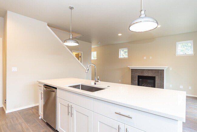 Building Photo - End-Unit Townhome in Desirable Midtown Neighborhood