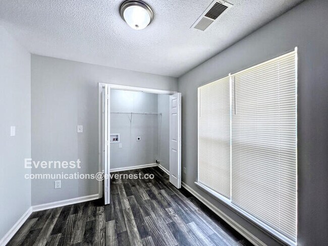 Building Photo - Charming 3-Bedroom Home with Comfortable L...
