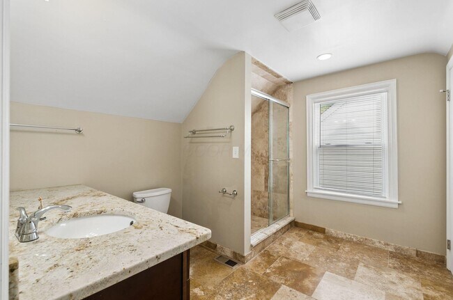 Building Photo - 557 E Royal Forest Blvd
