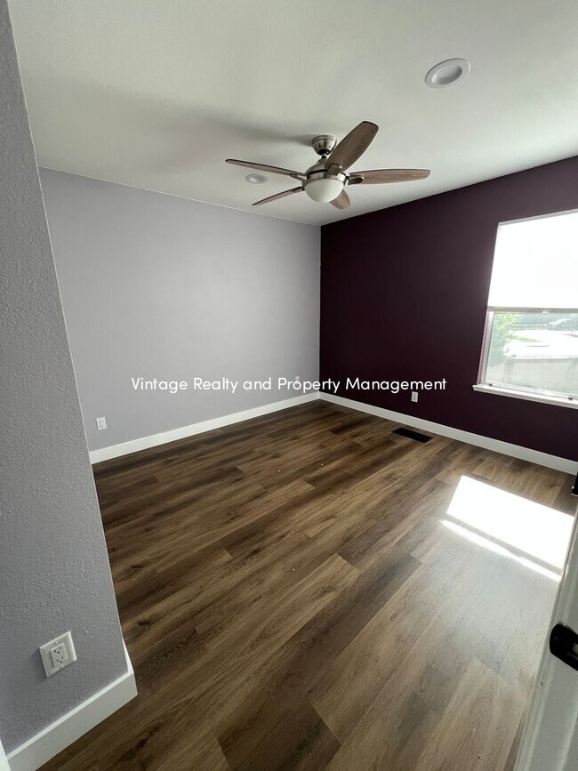 Building Photo - Ready To Go Top Of The Line 4 Bedroom Two ...