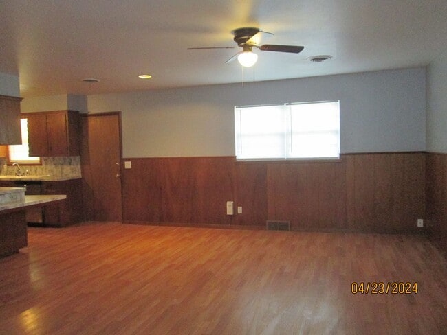 Building Photo - HOUSE -- 3 bedrooms, 2 bathrooms, Garage