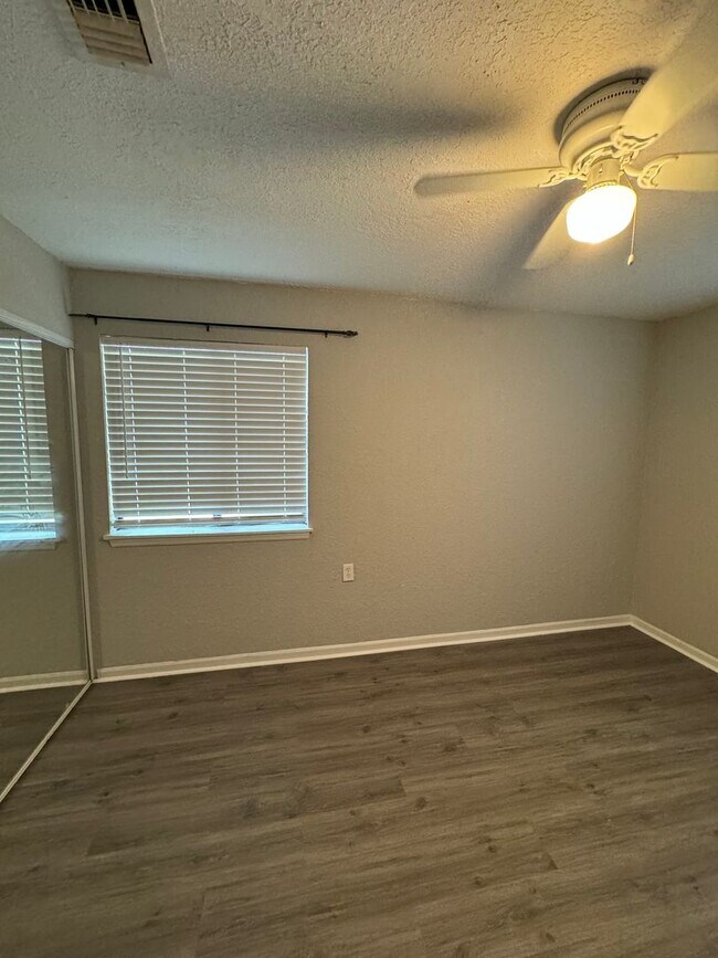 Building Photo - Come See This Beautiful Remodeled 2 Bed 1 Bath Condo in Mystic Woods! Available Now!