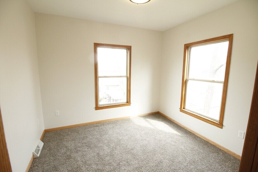 Building Photo - 126 1st St