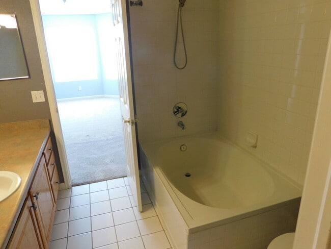 Building Photo - 3 Bed | 2 Bath | 1,264 sq ft | Littleton, CO  **Available Mid August**
