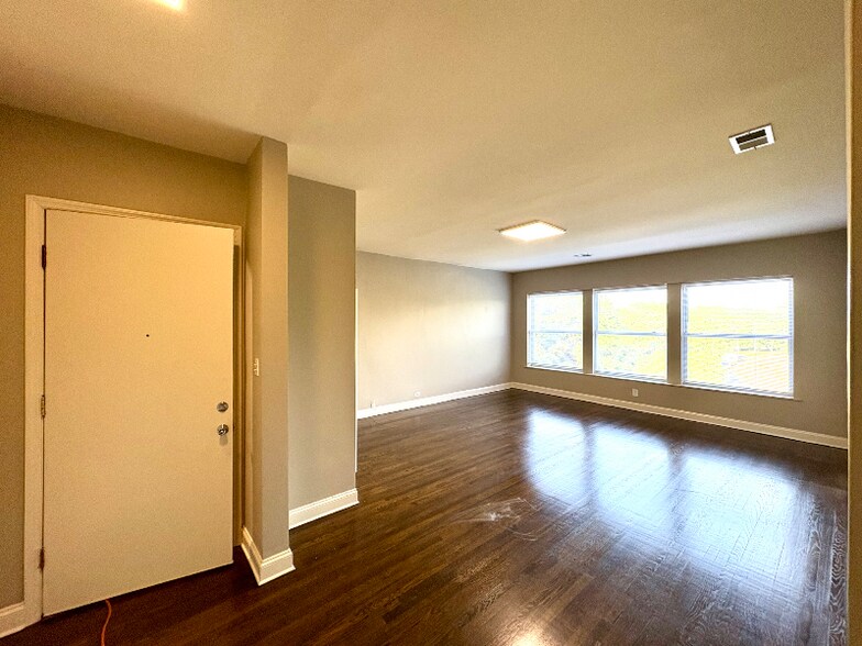 Building Photo - 5115 S Drexel Ave