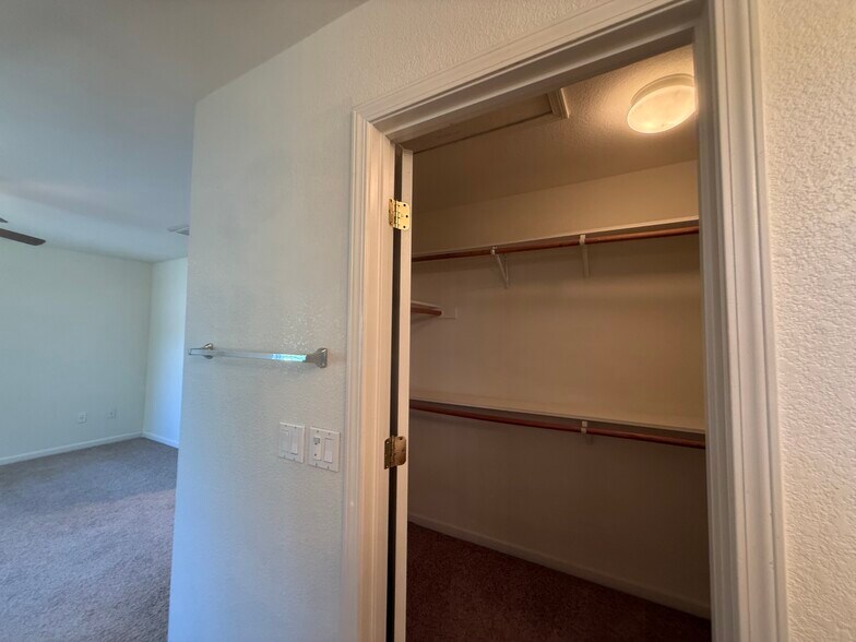 Building Photo - 9633 McKenna Dr
