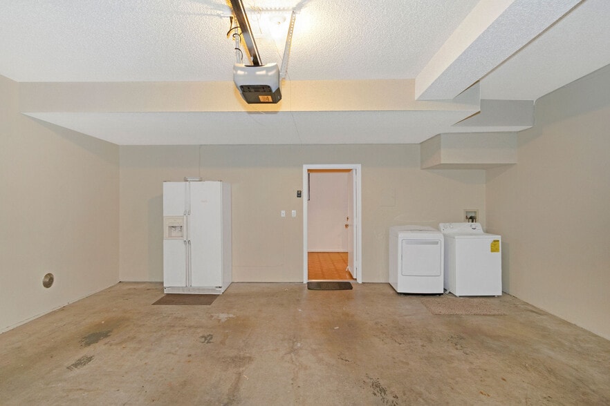 Building Photo - 21800 Marylee St