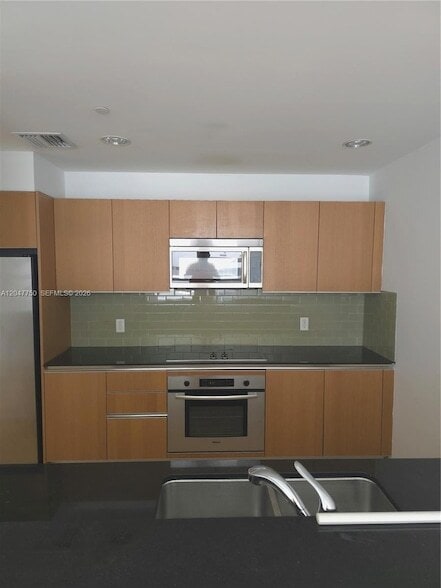 Building Photo - 1060 Brickell Ave