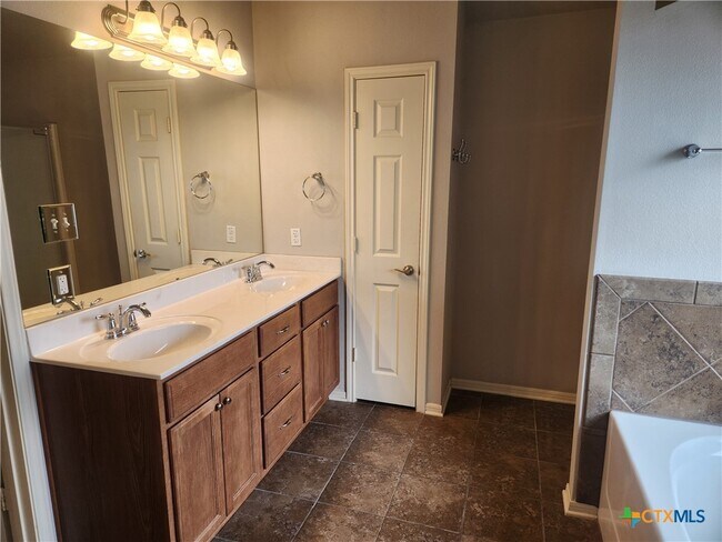 Building Photo - 5615 Fair Hill Dr