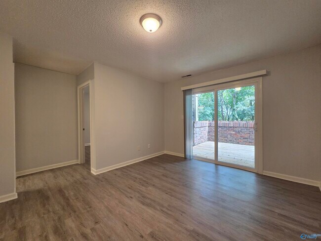Building Photo - 211 Knollridge Cir SE