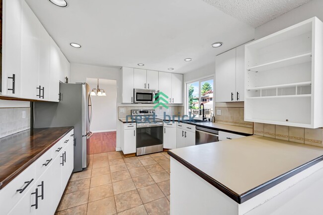 Building Photo - 3 Bed 2 Bath Single-family Home is availab...