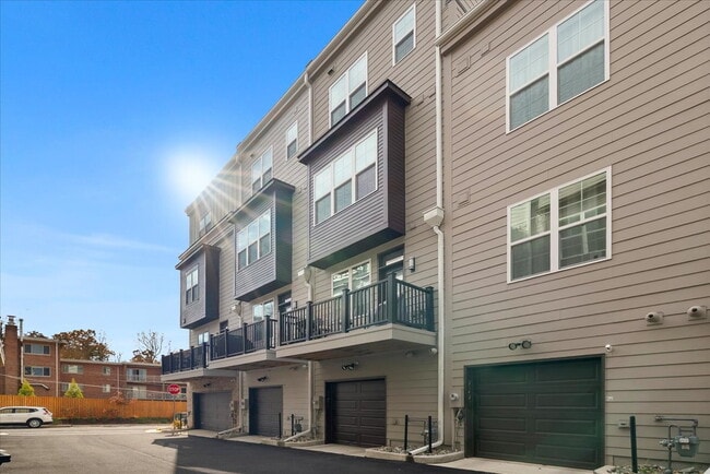 Building Photo - Modern 2024 Townhome with Rooftop Terrace.