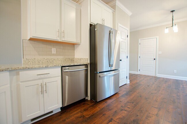 Building Photo - Pet Friendly Four Bedroom with Bonus!