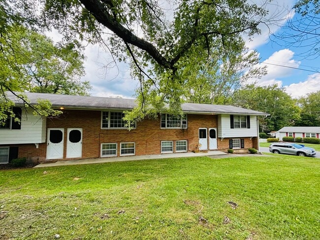 Building Photo - 1605 Lark Ln