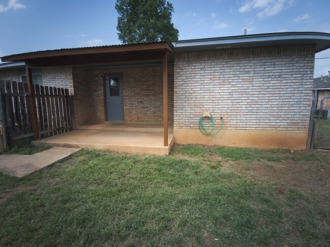 Building Photo - 327 Briarwood Dr