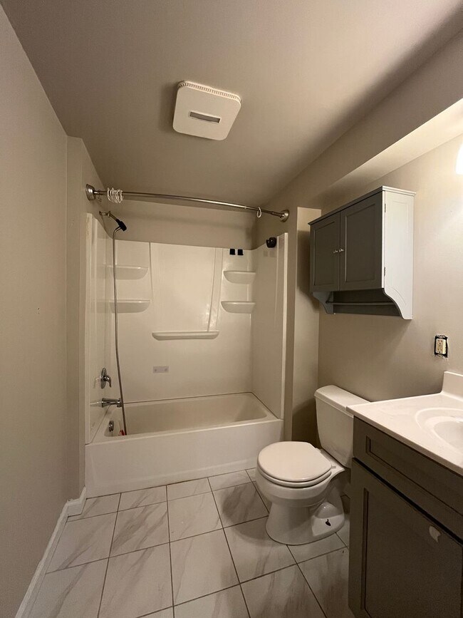 Building Photo - Beautifully updated 3-bedroom, 1-bath twin...