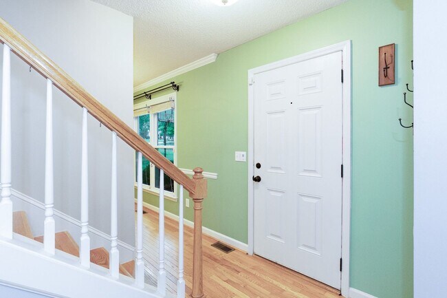 Building Photo - 8 Woodcliff Cir