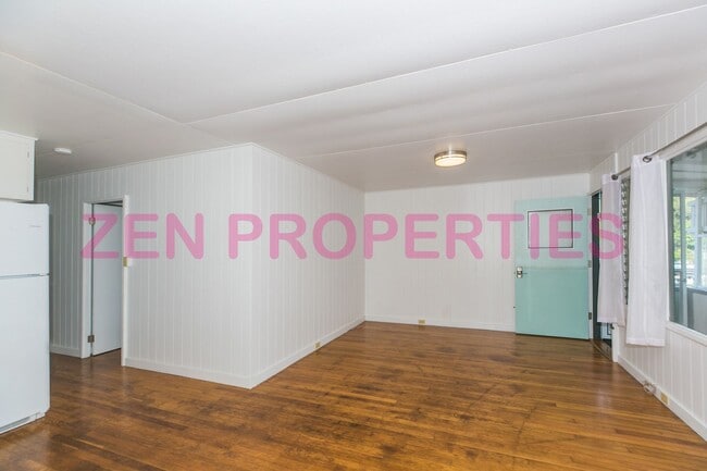 Building Photo - 1555 Moani St