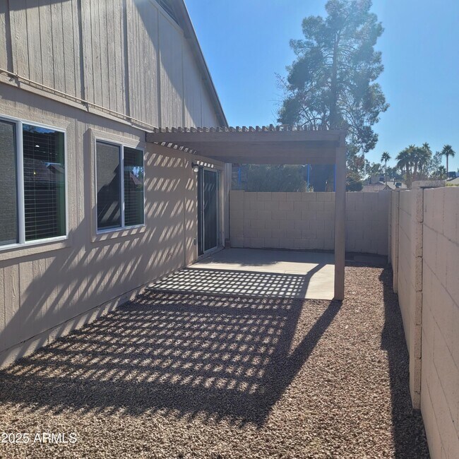 Building Photo - 1622 N Comanche Dr