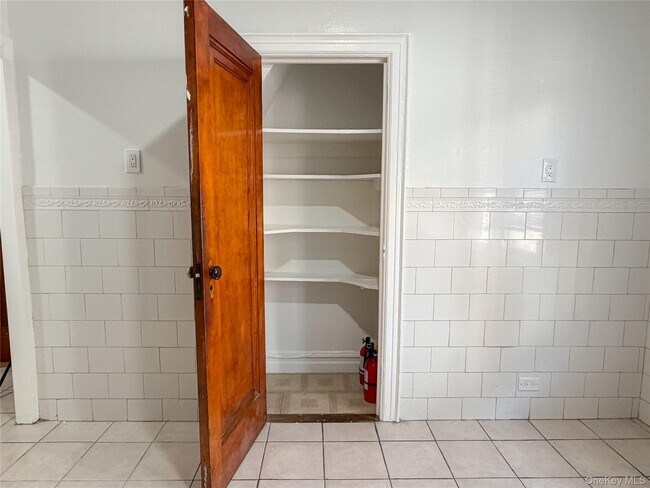 Building Photo - 2863 Coddington Ave