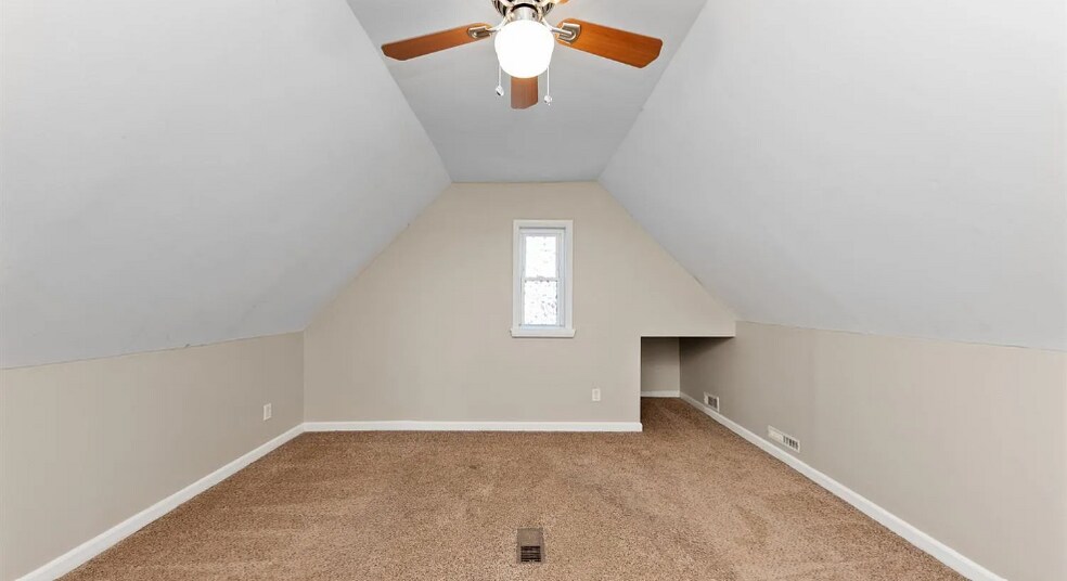 Building Photo - 5592 Raceview Ave