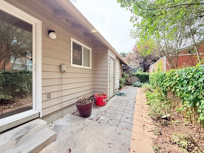 Building Photo - Super Cute 2 Bedroom Condo in Tigard!!! Water, Sewer and Garbage Included!!!