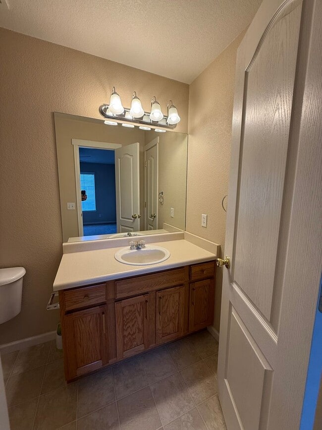 Building Photo - 2 bedroom, 2 1/2 bath condo in the NORTHEAST side of Colorado Springs