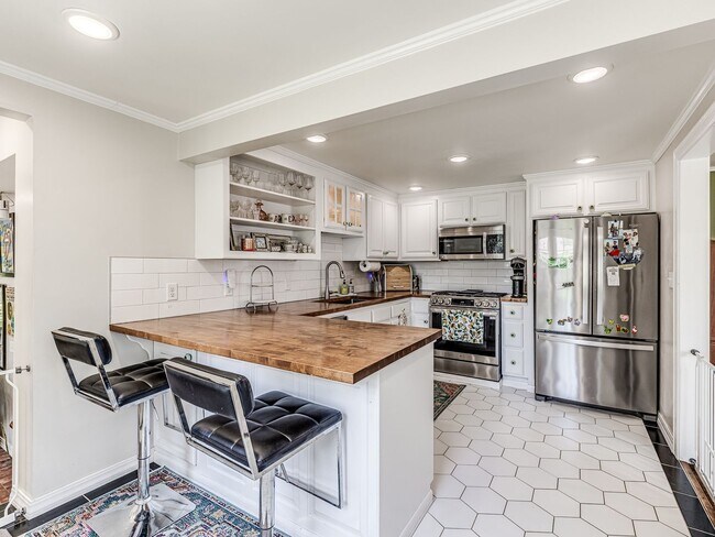 Building Photo - Beautiful 3bedroom/2 bathroom/1 Car Garage...