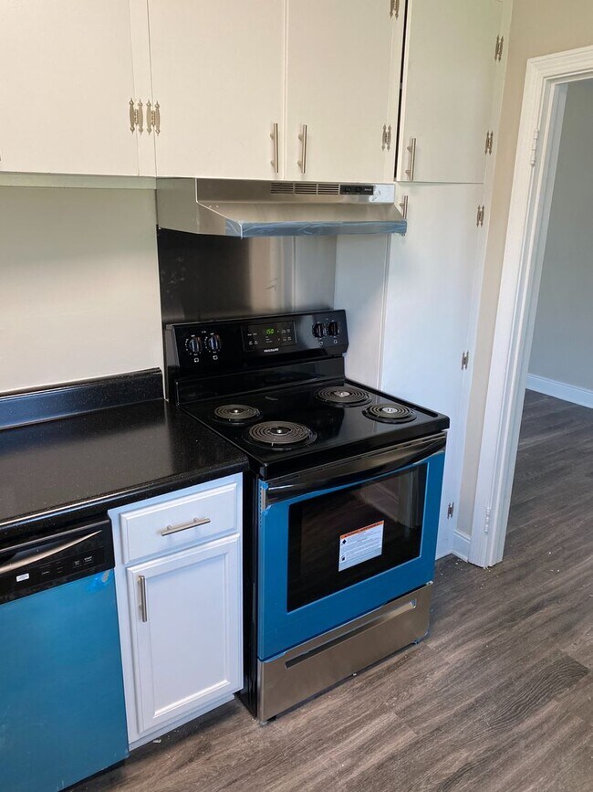 Building Photo - Just Renovated w/ large yard